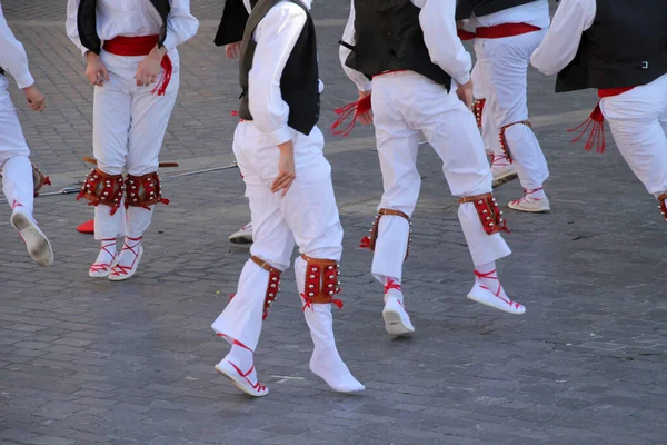 街头民谣节上的巴斯克舞 — 图库照片