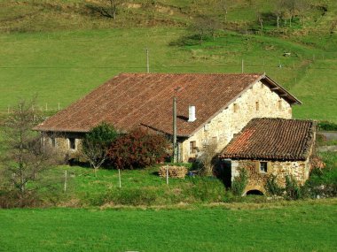 Kırsaldaki tipik Bask evi.