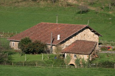 Kırsaldaki tipik Bask evi.