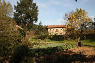 Kırsaldaki tipik Bask evi.