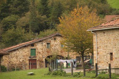 Kırsaldaki tipik Bask evi.