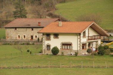 Kırsaldaki tipik Bask evi.