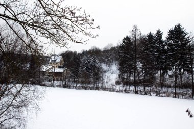 Kırsal alanda kar manzarası