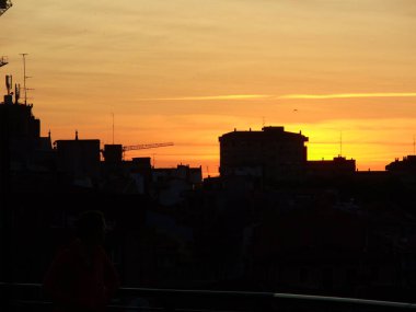 Akşamları Bilbao binalarının silueti