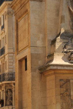 Paris şehir merkezinde bir bina.