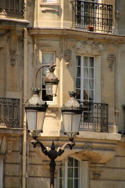 Paris şehir merkezinde bir bina.
