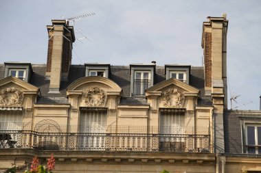 Paris şehir merkezinde bir bina.