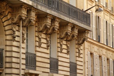 Paris şehir merkezinde bir bina.