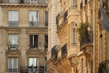 Paris şehir merkezinde bir bina.