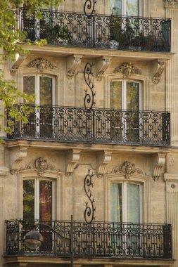 Paris şehir merkezinde bir bina.