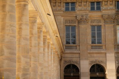 Paris şehir merkezinde bir bina.