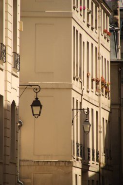 Paris şehir merkezinde bir bina.