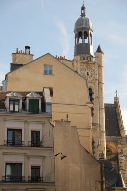 Paris şehir merkezinde bir bina.