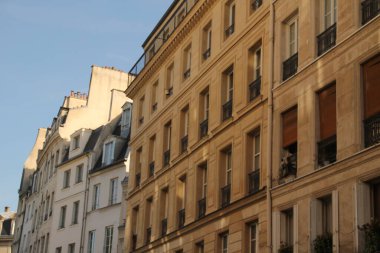 Paris şehir merkezinde bir bina.