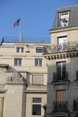 Paris şehir merkezinde bir bina.