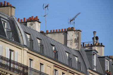 Paris şehir merkezinde bir bina.