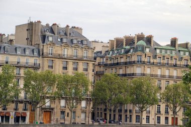 Paris şehir merkezinde bir bina.