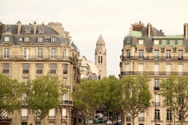 Paris şehir merkezinde bir bina.