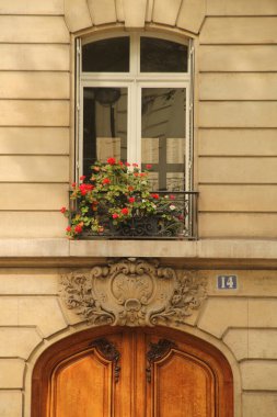 Paris şehir merkezinde bir bina.