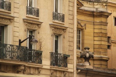 Paris şehir merkezinde bir bina.