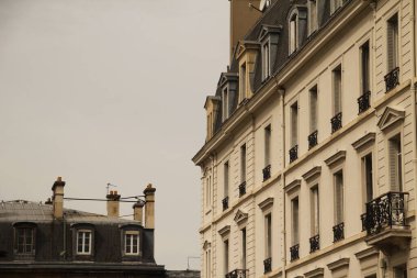 Paris şehir merkezinde bir bina.