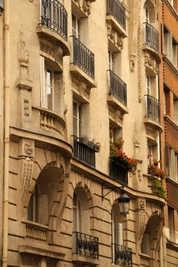 Paris şehir merkezinde bir bina.