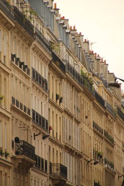 Paris şehir merkezinde bir bina.