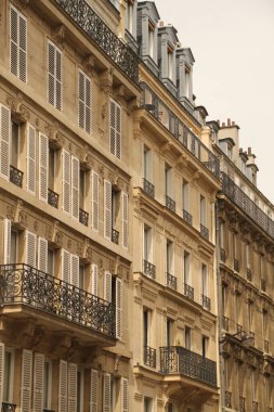 Paris şehir merkezinde bir bina.