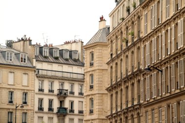 Paris şehir merkezinde bir bina.