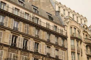 Paris şehir merkezinde bir bina.