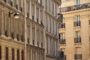Paris 'te klasik bir apartman binasının cephesi