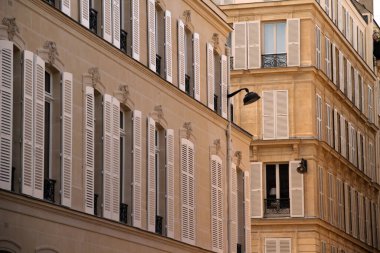 Paris 'te klasik bir apartman binasının cephesi