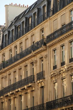 Paris 'te klasik bir apartman binasının cephesi