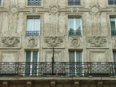 Paris 'te klasik bir apartman binasının cephesi