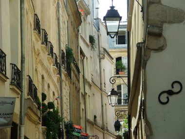 Paris 'te klasik bir apartman binasının cephesi