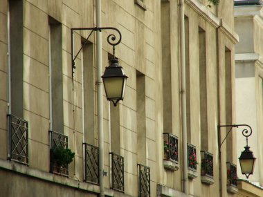 Paris 'te klasik bir apartman binasının cephesi