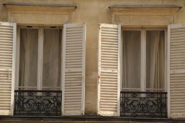 Paris 'te klasik bir apartman binasının cephesi