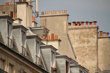 Paris 'te klasik bir apartman binasının cephesi