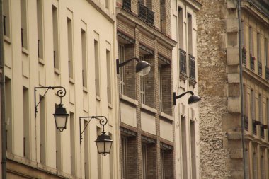 Paris 'te klasik bir apartman binasının cephesi