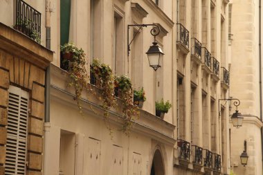 Paris 'te klasik bir apartman binasının cephesi