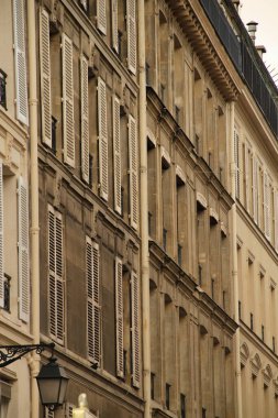 Paris 'te klasik bir apartman binasının cephesi