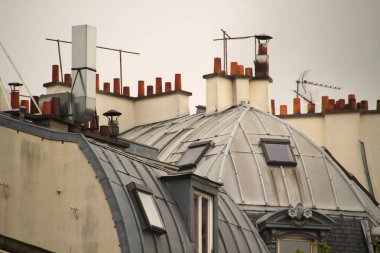 Paris 'te klasik bir apartman binasının cephesi