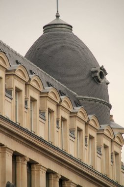 Paris 'te klasik bir apartman binasının cephesi