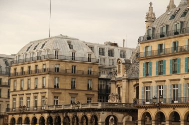 Paris 'te klasik bir apartman binasının cephesi