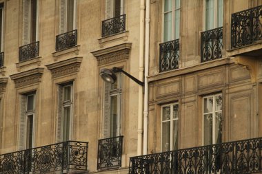 Paris 'te klasik bir apartman binasının cephesi