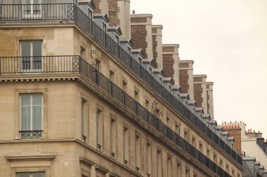 Paris 'te klasik bir apartman binasının cephesi