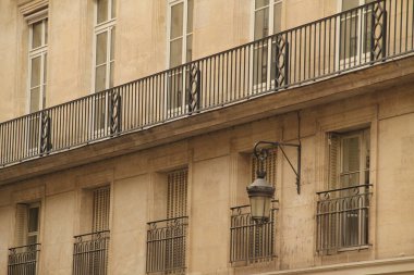 Paris 'te klasik bir apartman binasının cephesi
