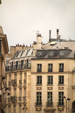 Paris 'te klasik bir apartman binasının cephesi