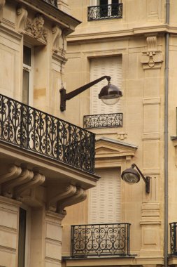 Paris 'te klasik bir apartman binasının cephesi