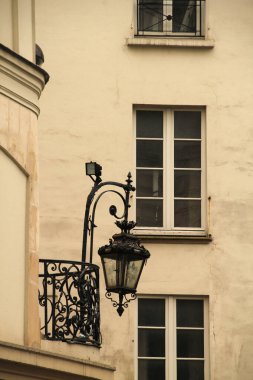 Paris 'te klasik bir apartman binasının cephesi